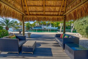 Terrace/patio - Sunset Views • Heated Pool • Fire Pit • Sleeps 6 (Sugarloaf Key)