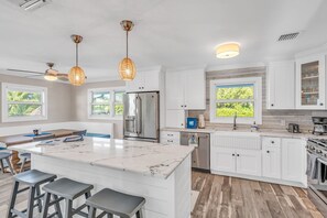 Kylskåp, mikrovågsugn, ugn och spishäll