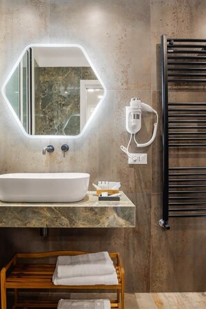 Secador de cabelo, toalhas de banho