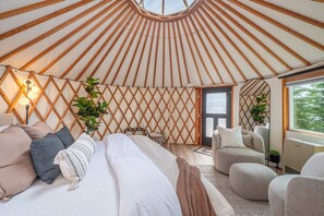 4 bedrooms, desk, iron/ironing board, free WiFi