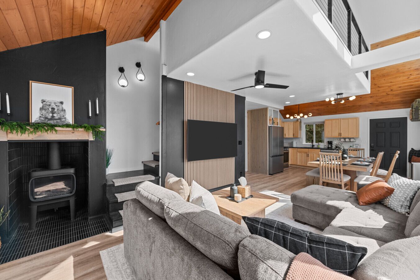 Een smart-tv en een open haard