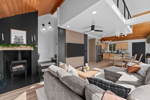 Smart TV, fireplace - Mountain|Bay|Spit Views + Hot Tub & Yurt Retreat (Homer)