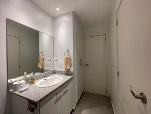 シャワー、ヘアドライヤー、タオル、石鹸