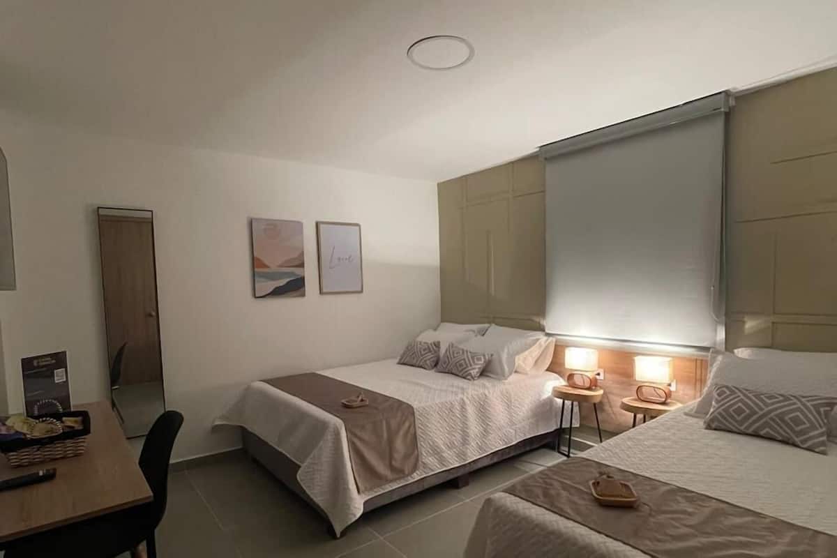 Vierbettzimmer, 2 Doppelbetten, Poolblick | Zimmersafe, Schreibtisch, laptopgeeigneter Arbeitsplatz