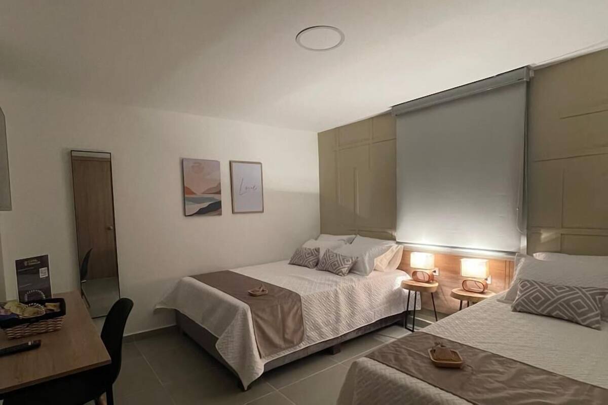 Neljän hengen huone, 2 parisänkyä, näköala uima-altaalle | 1 makuuhuone, tallelokero huoneessa, työpöytä, pimennysverhot