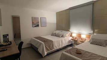 Firemannsrom, 2 dobbeltsenger, bassengutsikt | 1 soverom, safe på rommet, skrivebord og blendingsgardiner