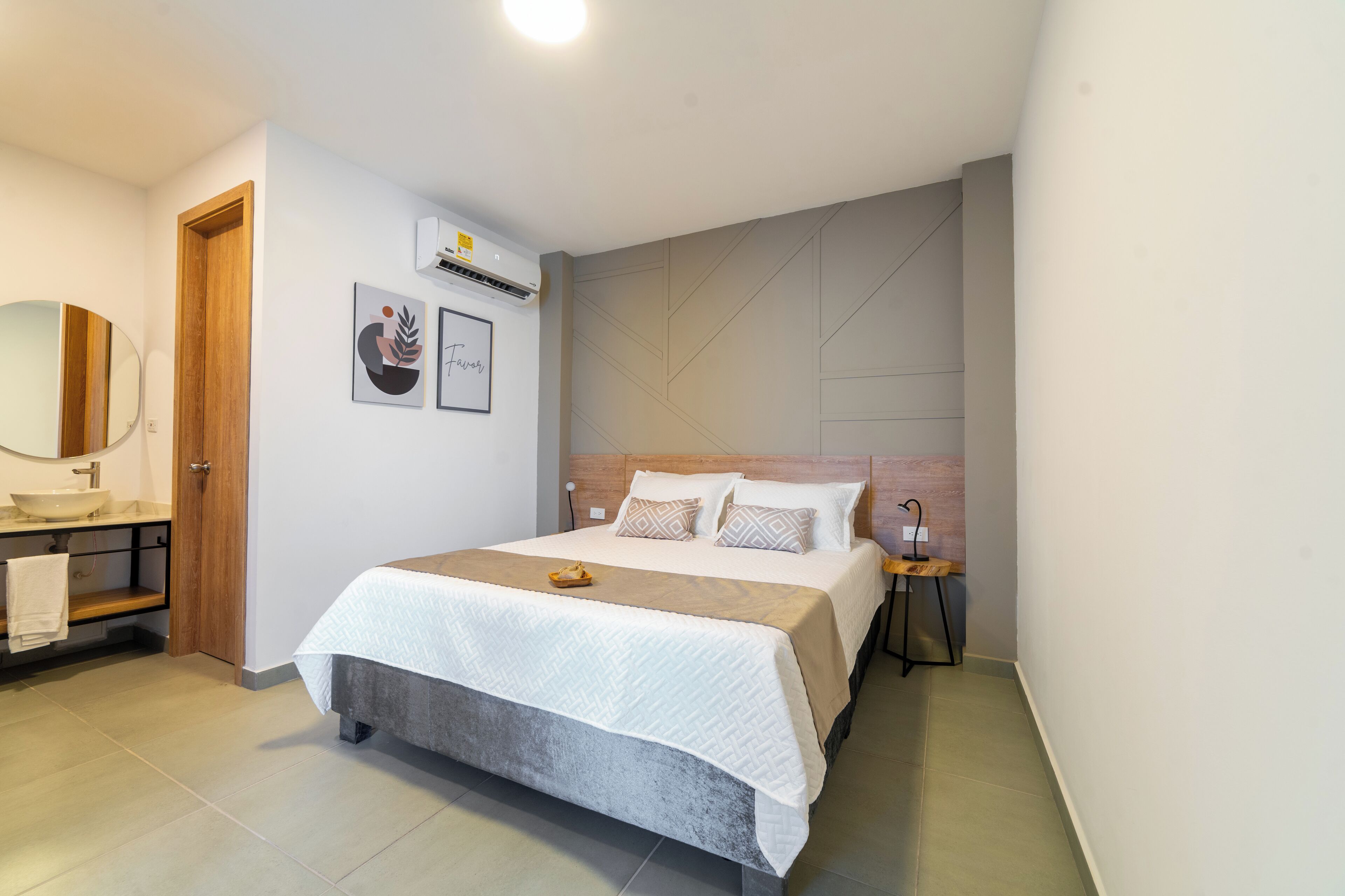 Habitación Confort doble, 1 cama de matrimonio | 1 dormitorio, caja fuerte, escritorio y cortinas opacas