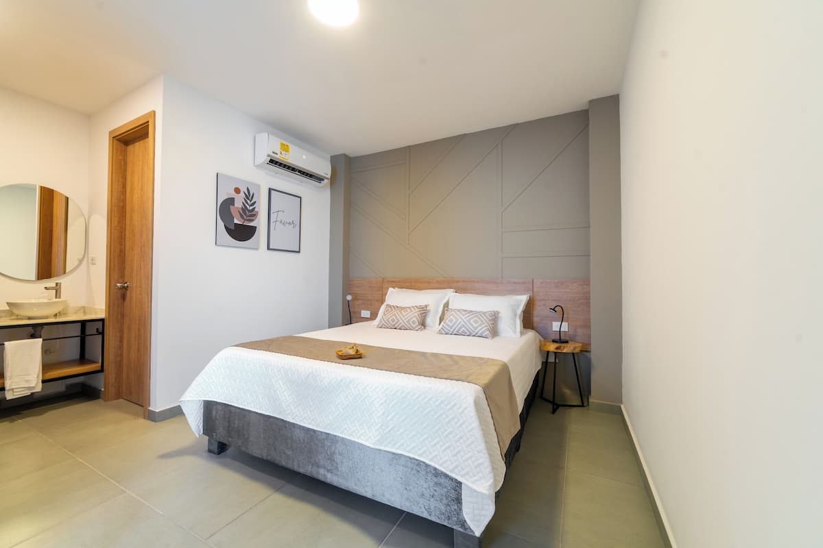 Comfort-Doppelzimmer, 1 Queen-Bett | Zimmersafe, Schreibtisch, laptopgeeigneter Arbeitsplatz