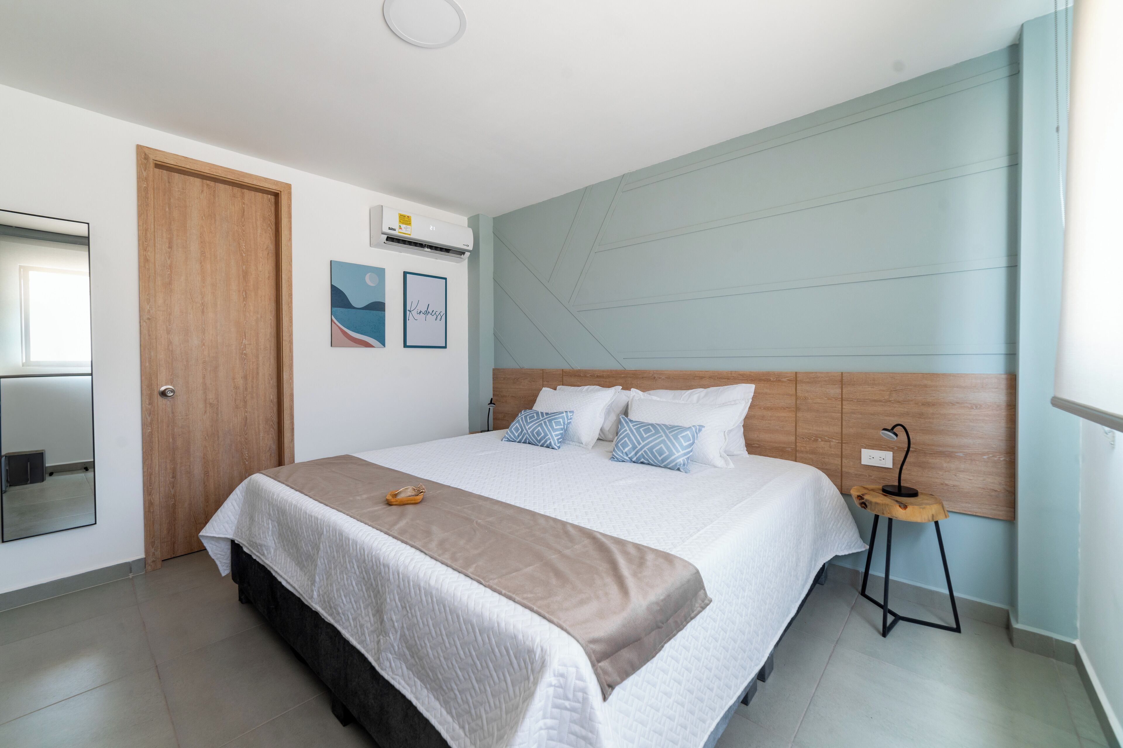 Habitación Deluxe doble, 1 cama de matrimonio grande, vistas a la piscina | 1 dormitorio, caja fuerte, escritorio y cortinas opacas