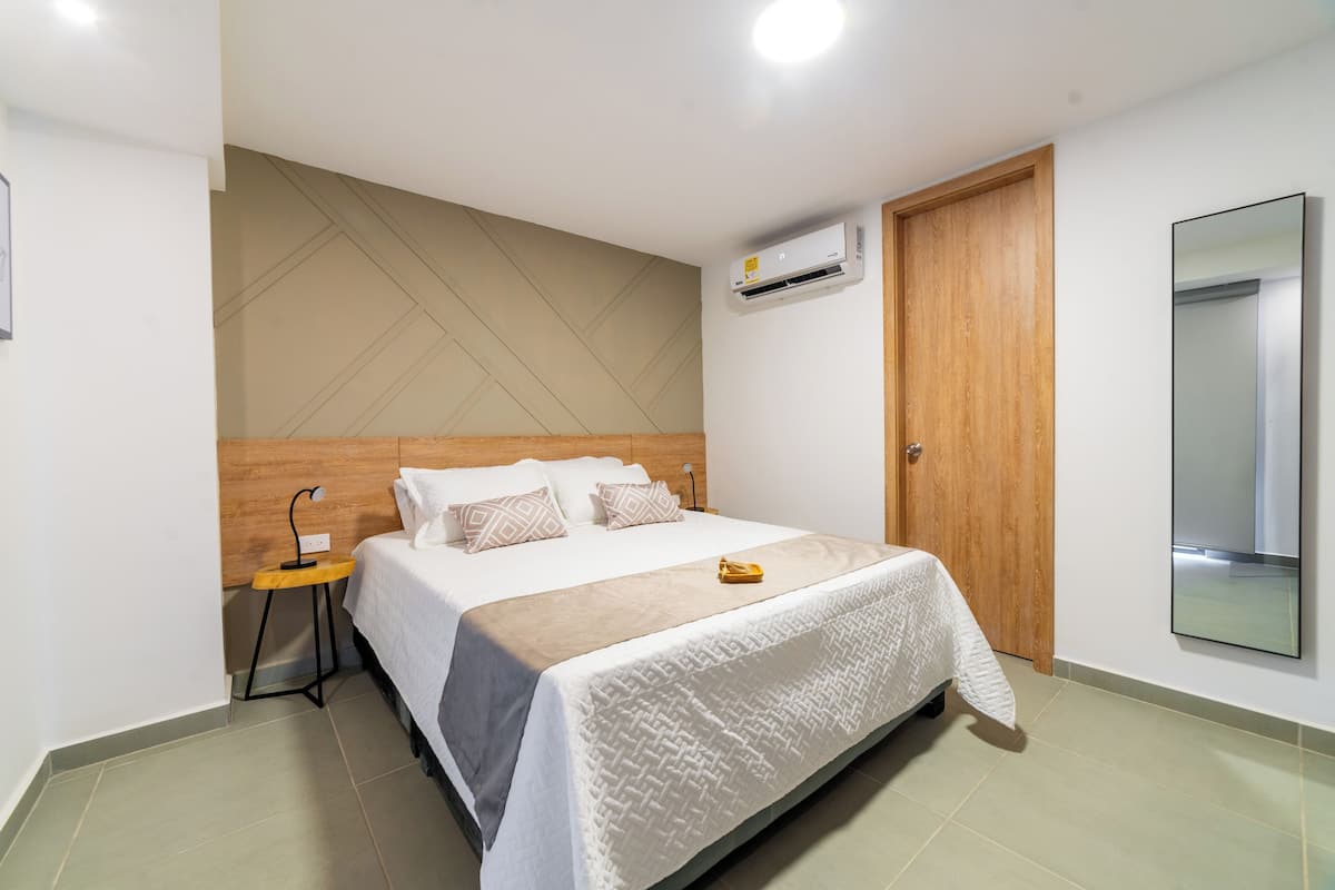 Comfort-Doppelzimmer, 1 Queen-Bett | Zimmersafe, Schreibtisch, laptopgeeigneter Arbeitsplatz