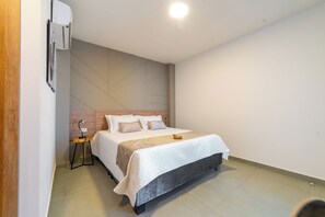 Quarto casal conforto, 1 cama Queen | Cofres nos quartos, escrivaninha, espaço de trabalho para notebook