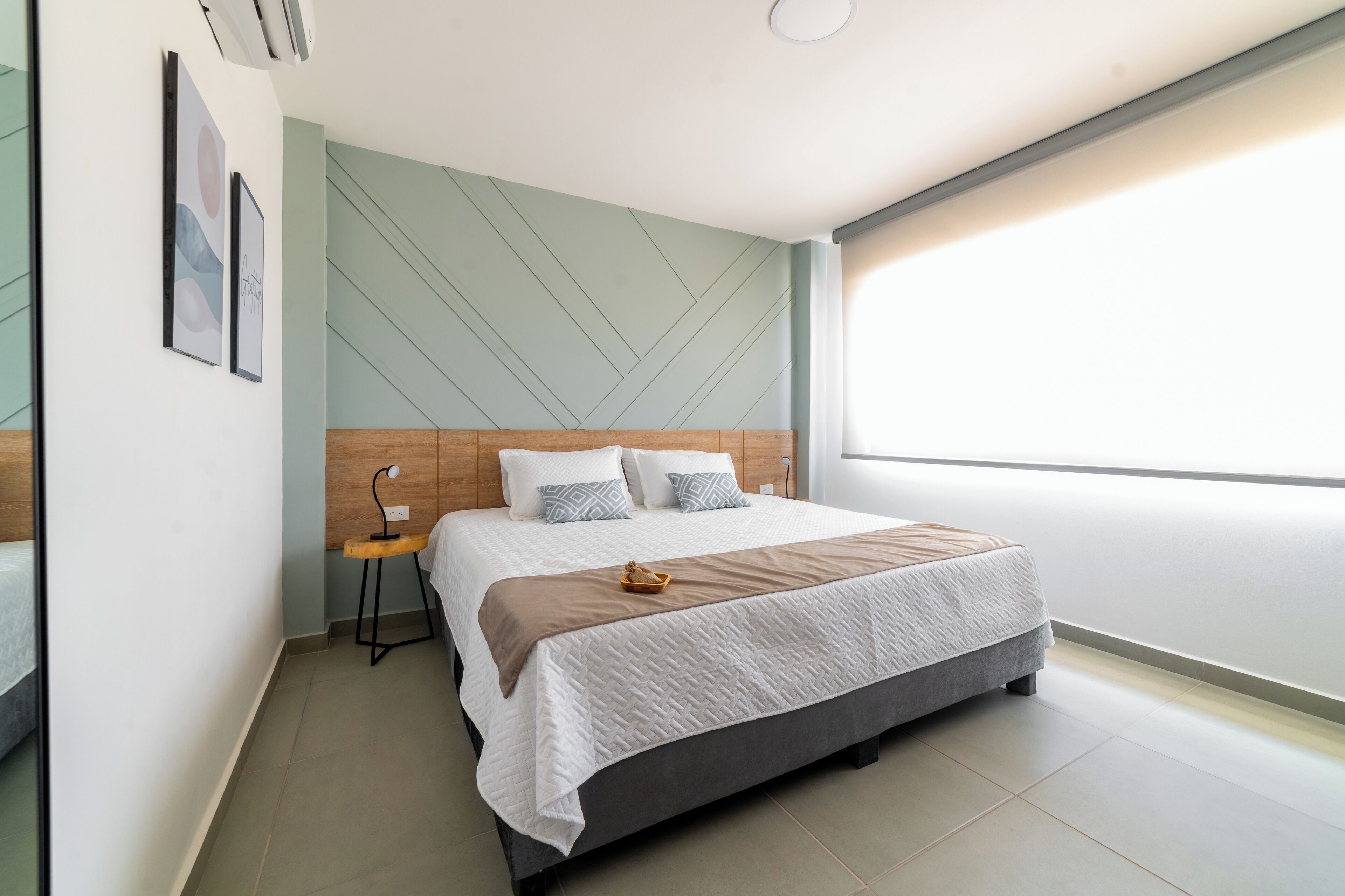 Habitación Deluxe doble, 1 cama de matrimonio grande, vistas a la piscina | 1 dormitorio, caja fuerte, escritorio y cortinas opacas