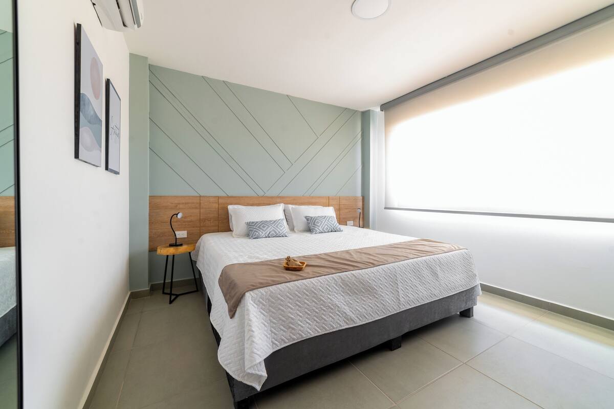 Deluxe-Doppelzimmer, 1 King-Bett, Poolblick | Zimmersafe, Schreibtisch, laptopgeeigneter Arbeitsplatz