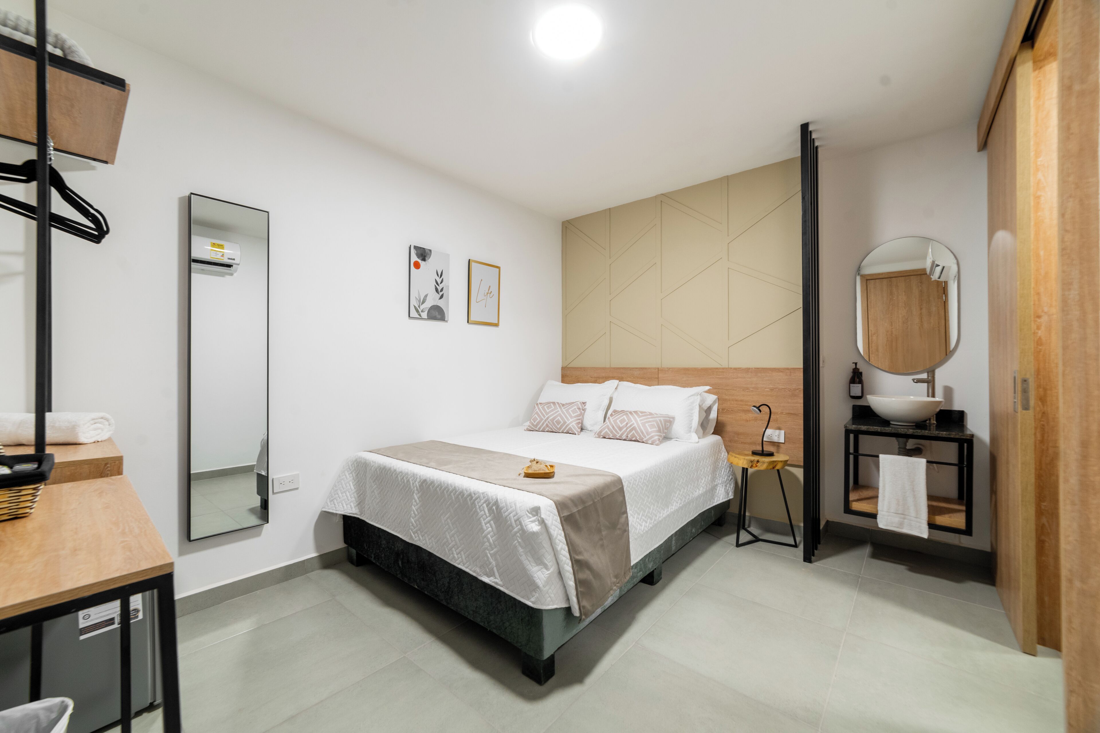 Habitación estándar doble, 1 cama doble | 1 dormitorio, caja fuerte, escritorio y cortinas opacas