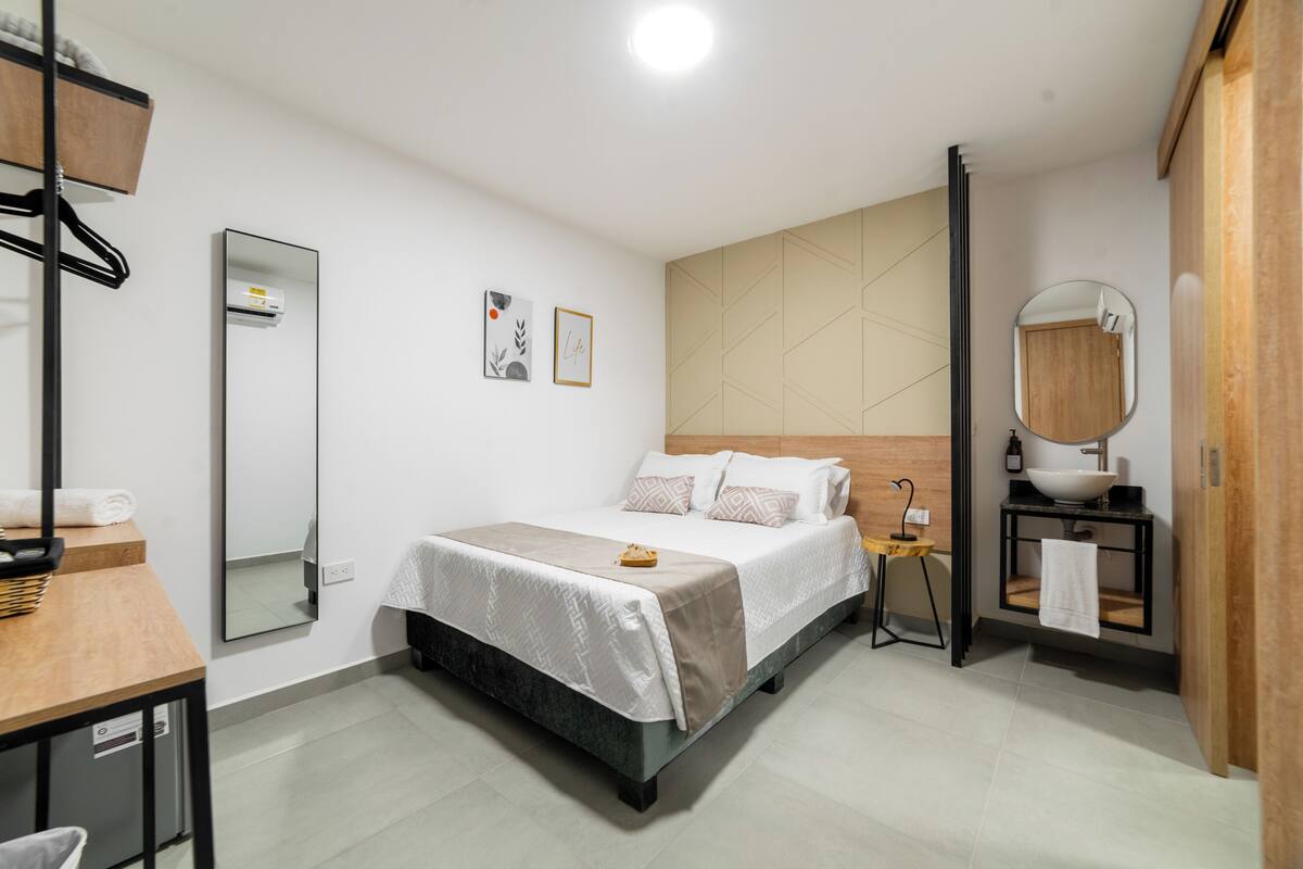 Kahden hengen standard-huone, 1 parisänky | 1 makuuhuone, tallelokero huoneessa, työpöytä, pimennysverhot