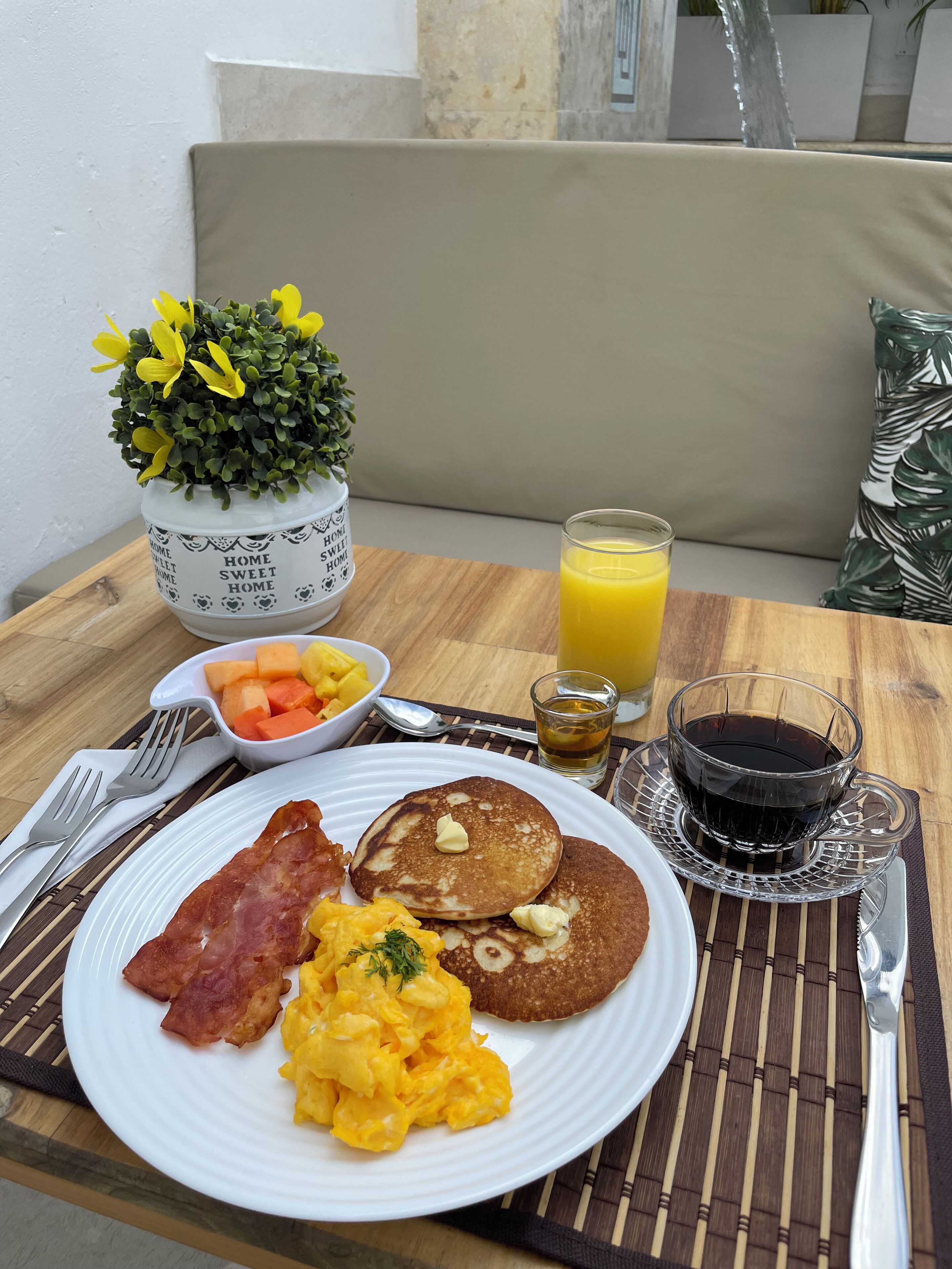 Daily cooked-to-order breakfast (COP 24000 per person)