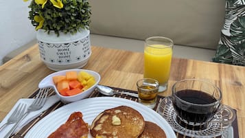 Daily cooked-to-order breakfast (COP 24000 per person)