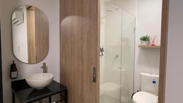 Habitación estándar doble, 1 cama doble | Baño | Ducha, toallas, jabón y champú