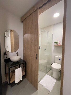 Habitación estándar doble, 1 cama doble | Baño | Ducha, toallas, jabón y champú