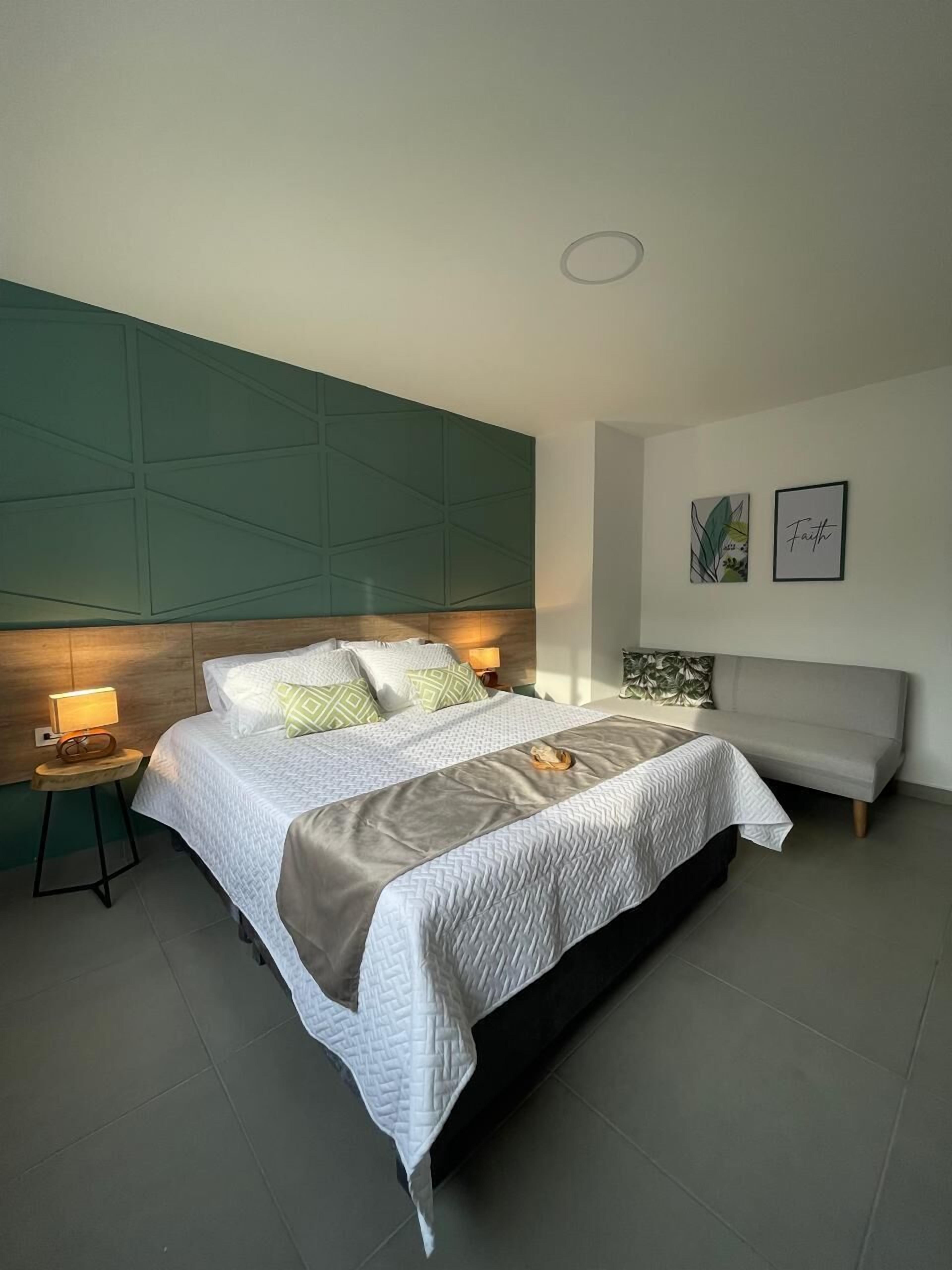 Habitación triple Confort, vistas a la piscina | 1 dormitorio, caja fuerte, escritorio y cortinas opacas