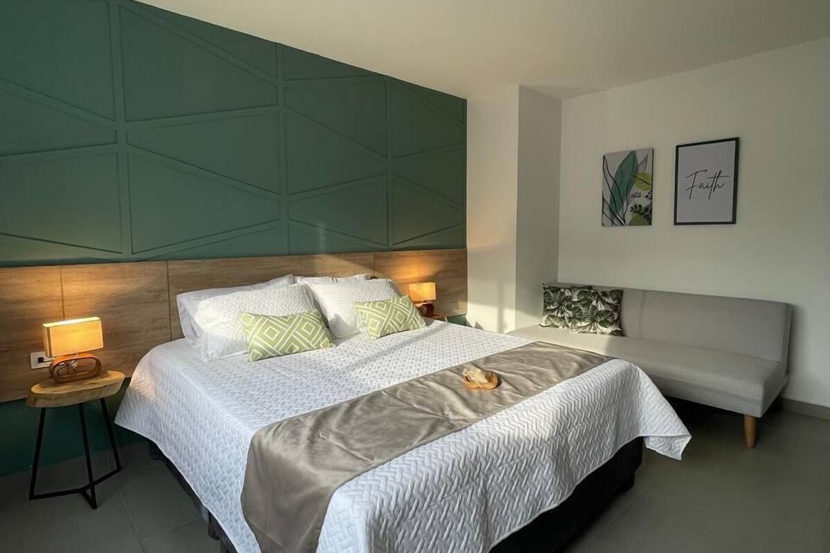 Phòng 3 tiện nghi đơn giản, quang cảnh hồ bơi | 1 phòng ngủ, két bảo mật tại phòng, bàn, màn/rèm cản sáng