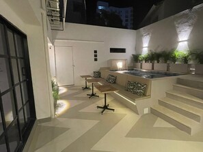 Una piscina al aire libre