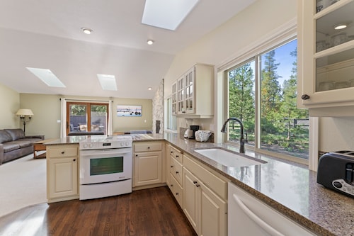 6 Dutchman - Light, Bright, Lovely, Enclosed Deck, Hot Tub, SHARC