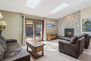 Smart TV, fireplace, stereo - 6 Dutchman - Light, Bright, Lovely, Enclosed Deck, Hot Tub, SHARC (Bend)