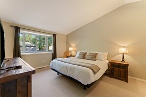 3 bedrooms, iron/ironing board, travel cot, WiFi - 6 Dutchman - Light, Bright, Lovely, Enclosed Deck, Hot Tub, SHARC (Bend)