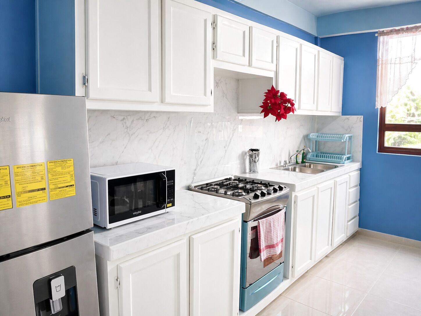 Microondas, horno, placa de cocina