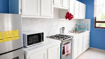 Een magnetron, een oven, een kookplaat