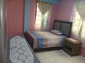 2 slaapkamers, een strijkplank/strijkijzer, gratis wifi, beddengoed