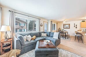 Smart TV, fireplace - Cozy walkable condo (Leavenworth)