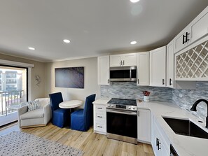 Een koelkast, een microgolfoven, een oven, een kookplaat