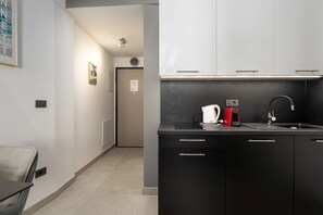 Jääkaappi, liesi, kahvin-/teenkeitin