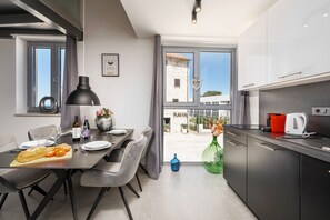 Kylskåp, spishäll, kaffe- och tebryggare och grytor/köksredskap