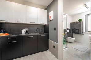 Kühlschrank, Herdplatte, Wasserkocher mit Kaffee-/Teezubehör