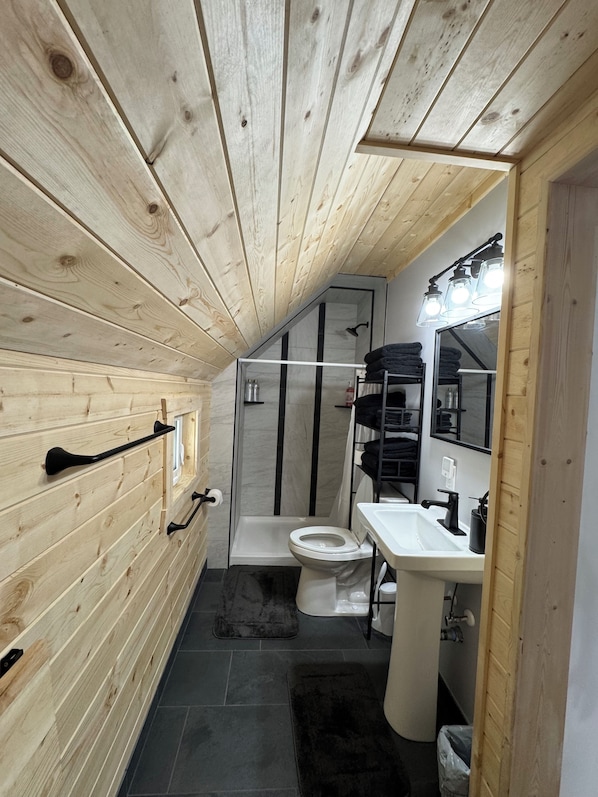 Shower, towels, soap, toilet paper - Charming 3-bedroom 2-bathroom house with ATV access (Calumet)