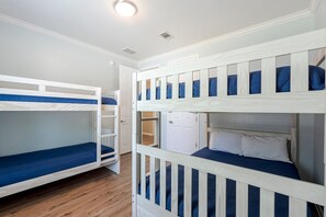 3 makuuhuonetta, silitysrauta/-lauta, ilmainen Wi-Fi, vuodevaatteet