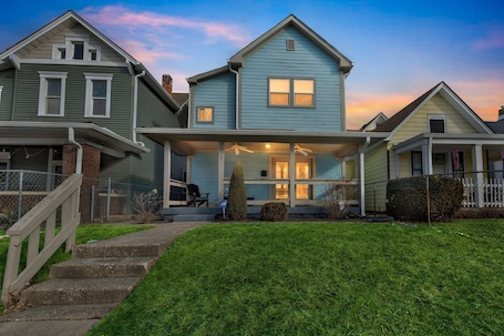 Exterior. Spacious 4-bedroom house with WiFi, AC in brilliant Indianapolis