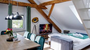 3 bedrooms, desk, iron/ironing board, free WiFi