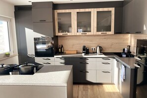 Fridge, oven, stovetop, dishwasher