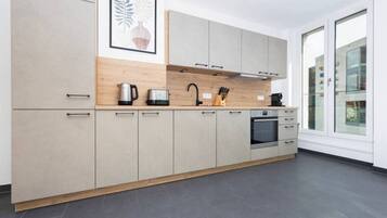 Kühlschrank, Mikrowelle, Ofen, Herdplatte