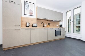 Køleskab, mikrobølgeovn, ovn, kogeplade