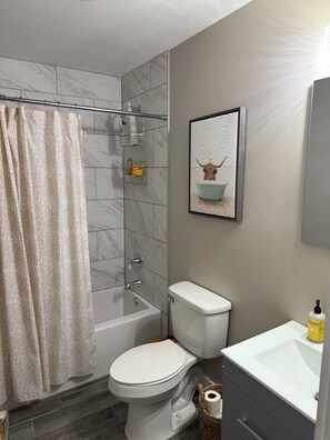 مستلزمات للعناية الشخصية صديقة للبيئة، مجففات شعر، مناشف، صابون