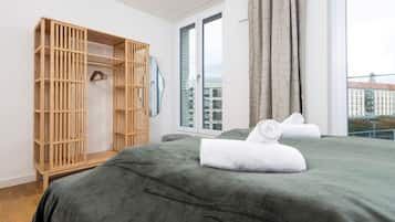 2 Schlafzimmer, Schreibtisch, Bügeleisen/Bügelbrett, Reisekinderbett