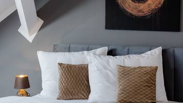 2 bedrooms, desk, iron/ironing board, WiFi