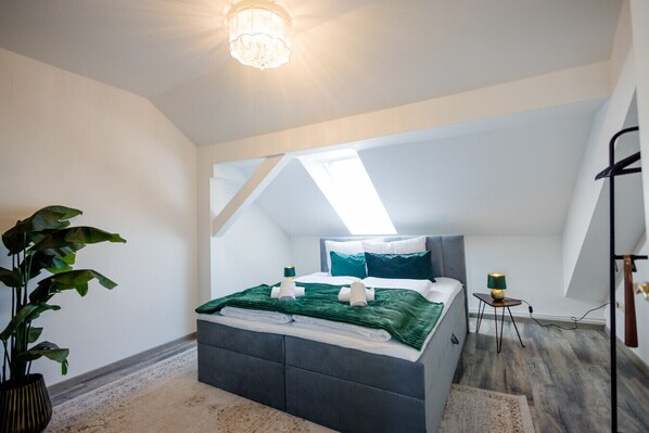 2 bedrooms, desk, iron/ironing board, WiFi