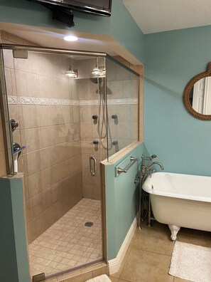 Haartrockner, Handtücher, Seife, Toilettenpapier