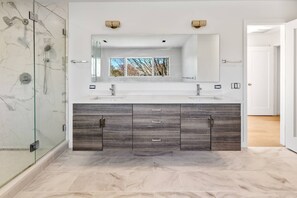 Shower, hair dryer, bidet, towels